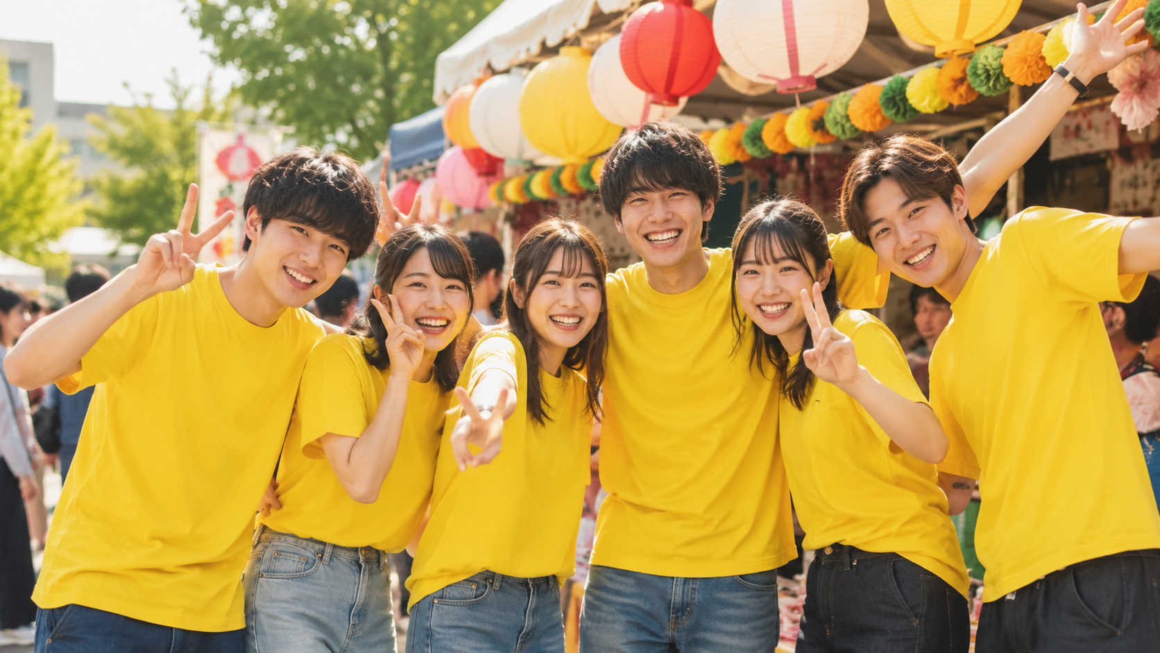 学園祭の模擬店の前でお揃いの黄色いオリジナルTシャツを着て笑い合う大学生グループ