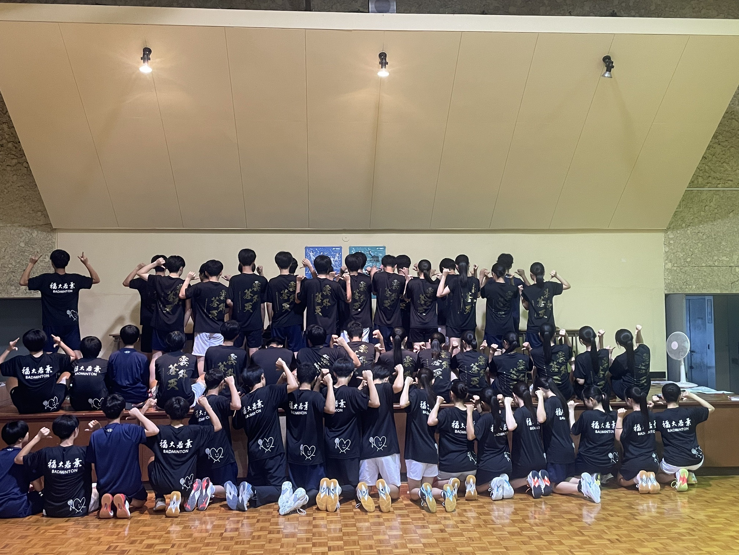 福岡大学付属若葉高等学校バドミントン部様のオリジナルTシャツ着用集合写真